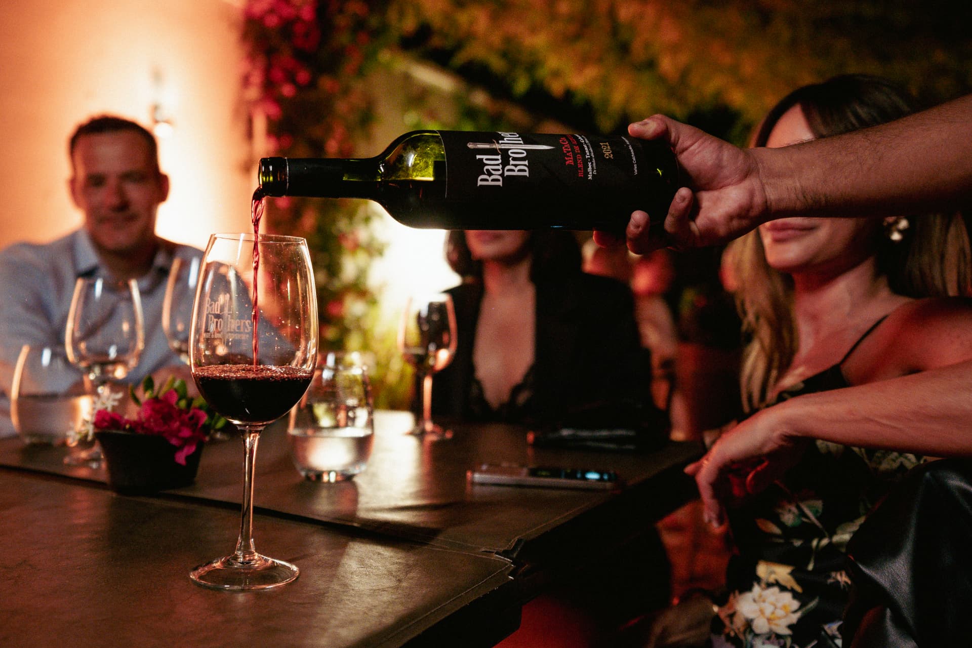 Vino tinto servido durante una cena de maridaje