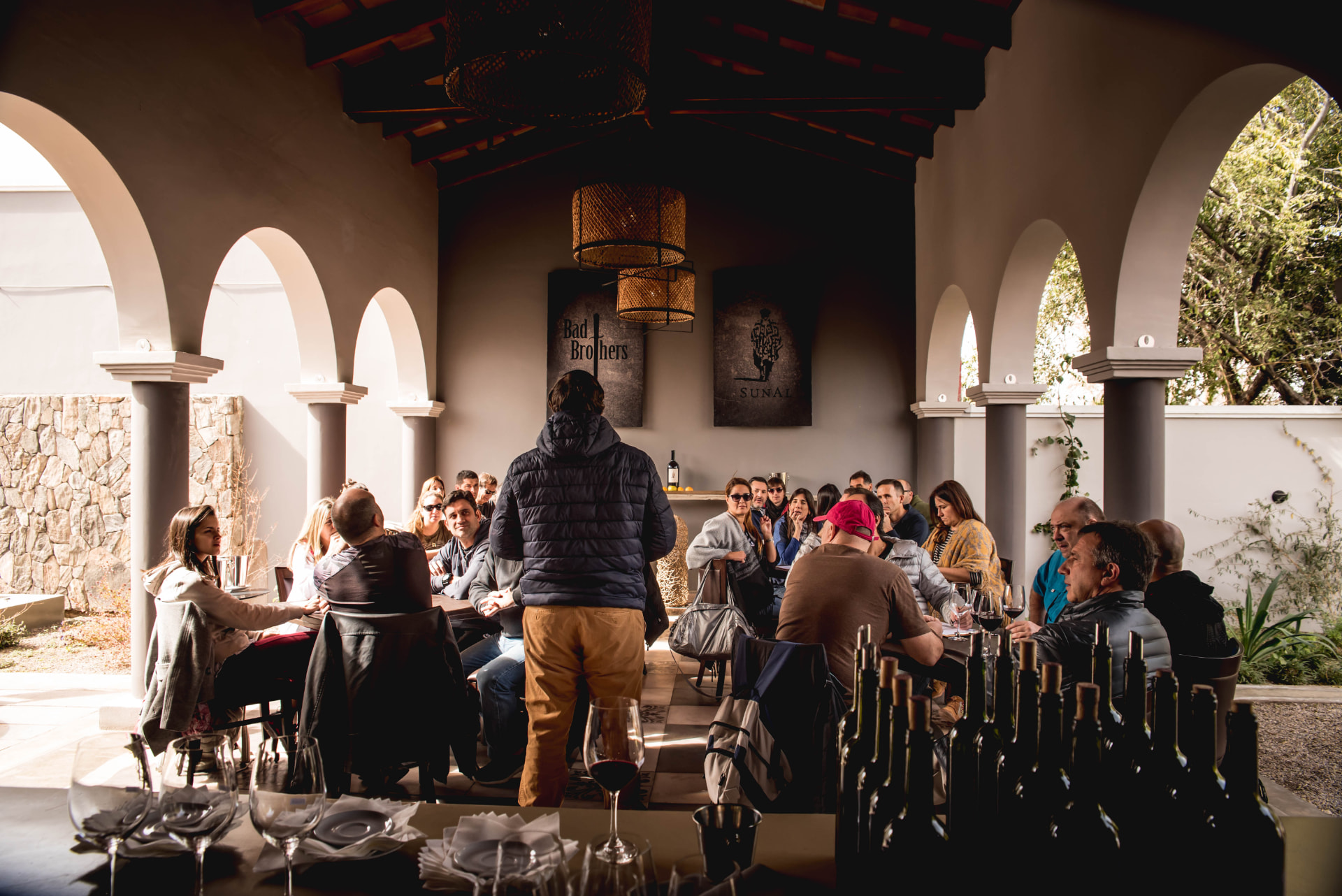 Salón de bodega preparado para una degustación