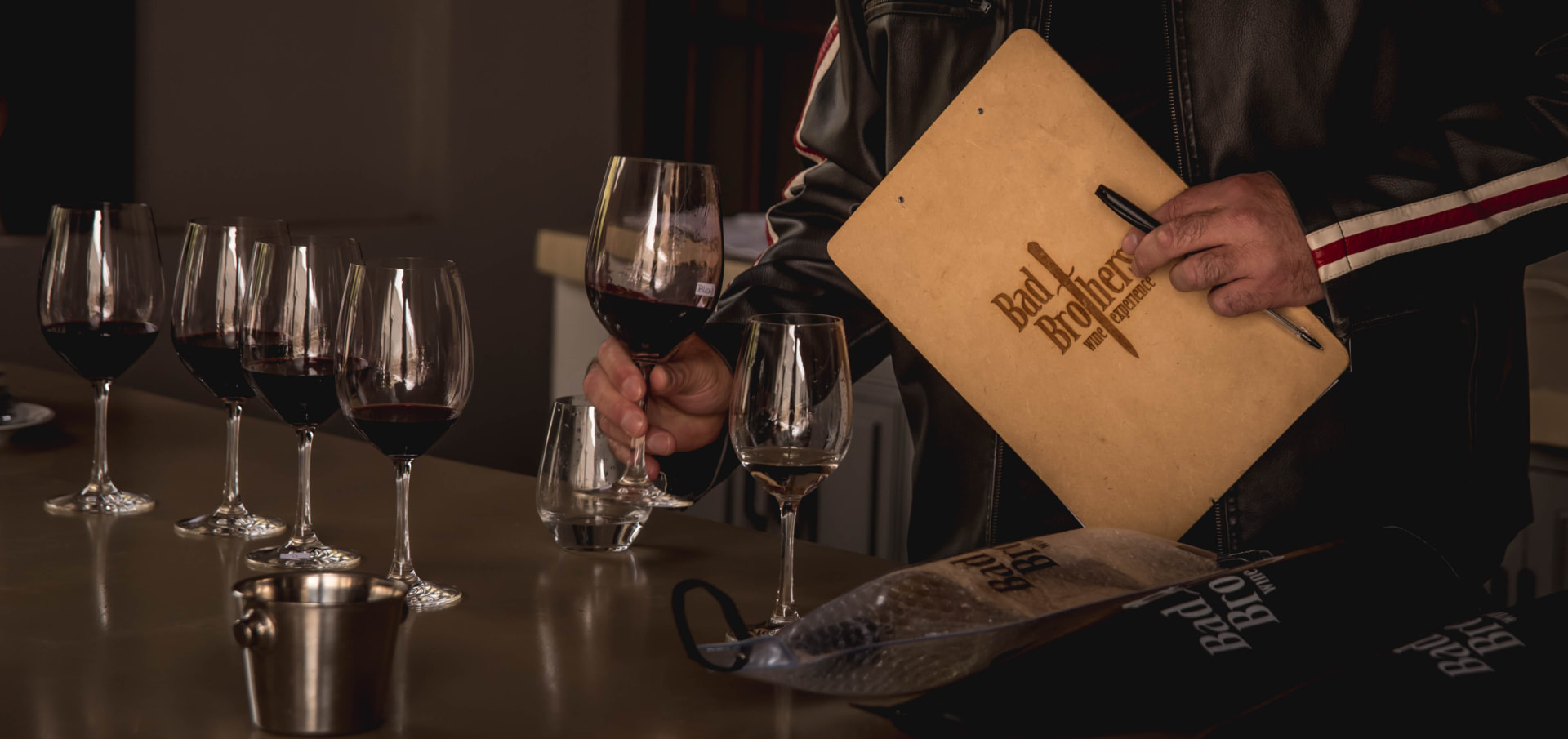 Sommelier guiando una degustación de vinos